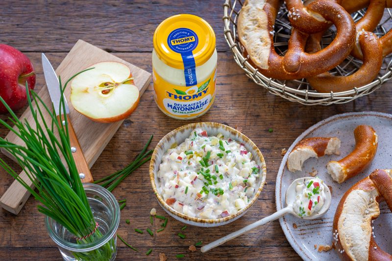 Dip aus Mayo mit Apfel udn Schnittlauch dazu Laugenbrezeln