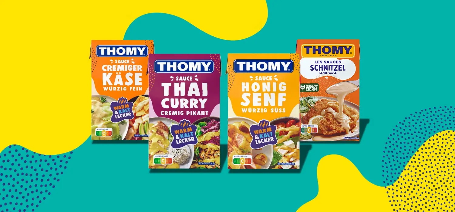 Vier THOMY Les Sauces Sorten vor türkis-gelbem Hintergrund: Käse, Thai Curry, Honig Senf und Schnitzel Sauce.