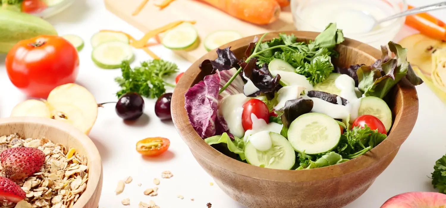 grüner Salat mit Gurken und Tomaten