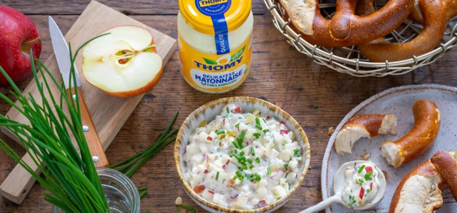 Dip aus Mayo mit Apfel udn Schnittlauch dazu Laugenbrezeln