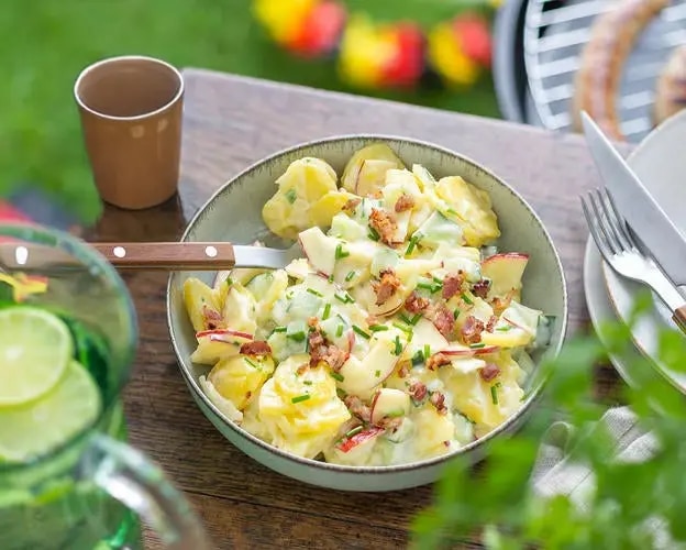 Bild von Kartoffelsalat auf einem Tisch