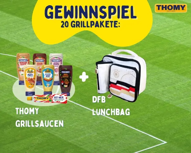 Mehrere Thomy Grillsaucen und ein Riegel links auf einem grünen Fußballfeld, rechts eine geöffnete DFB-Lunchbag