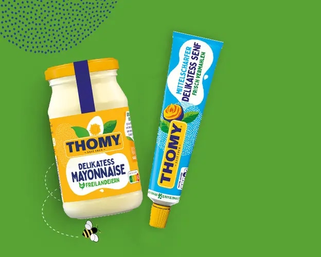Thomy Mayonnaise im Glas und Senftube auf grünem Hintergrund, kleine Biene Illustration