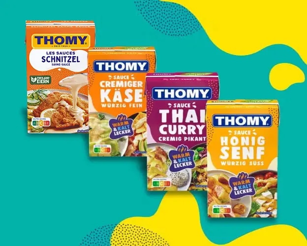 Vier THOMY Les Sauces Packungen vor türkis-gelbem Hintergrund: Schnitzel, Käse, Thai Curry und Honig Senf.