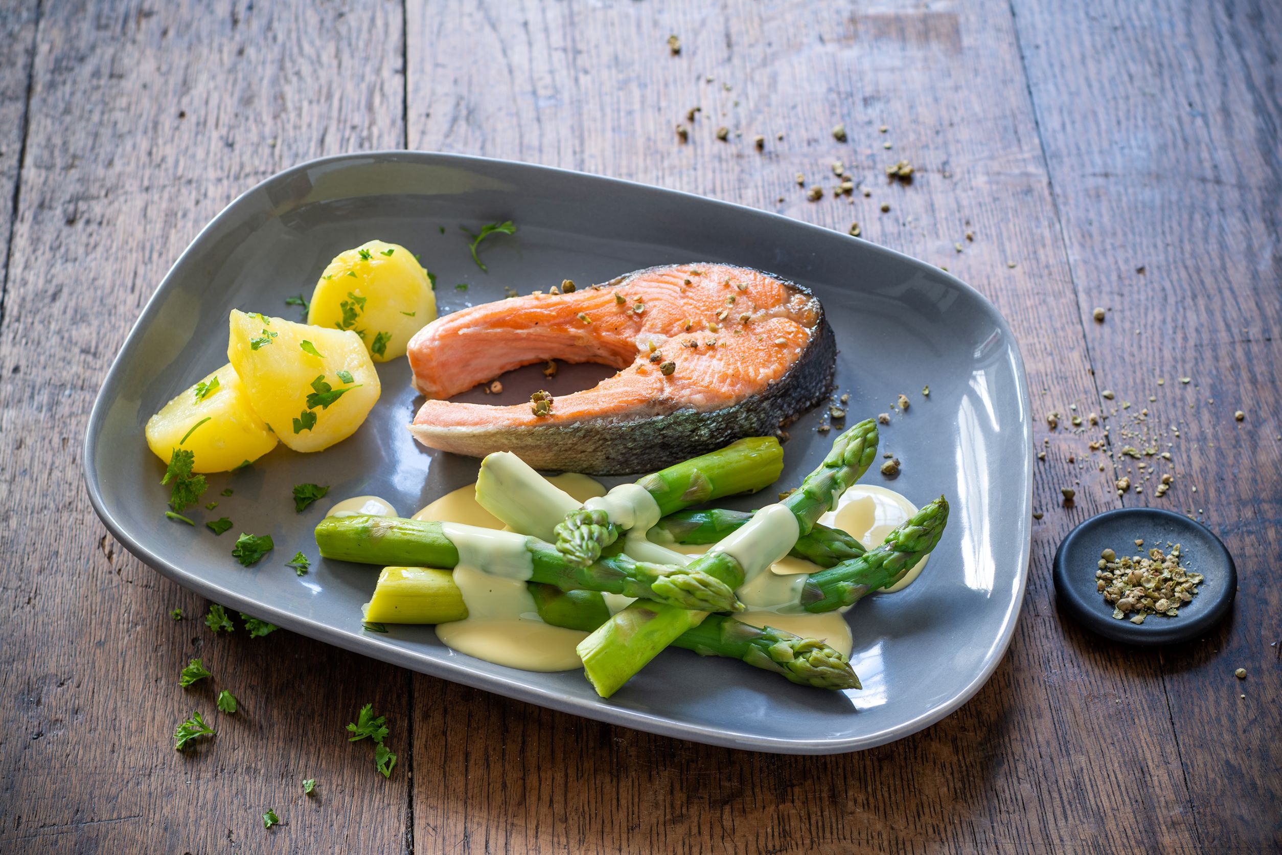 grüner Spargel Lachssteak